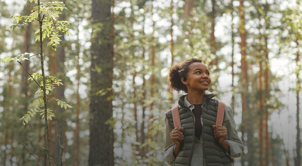 Vrouw in het bos met REBØNE