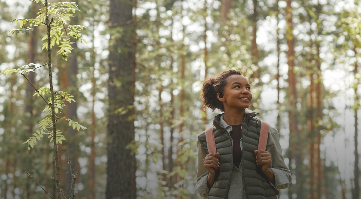 Vrouw in het bos met REBØNE